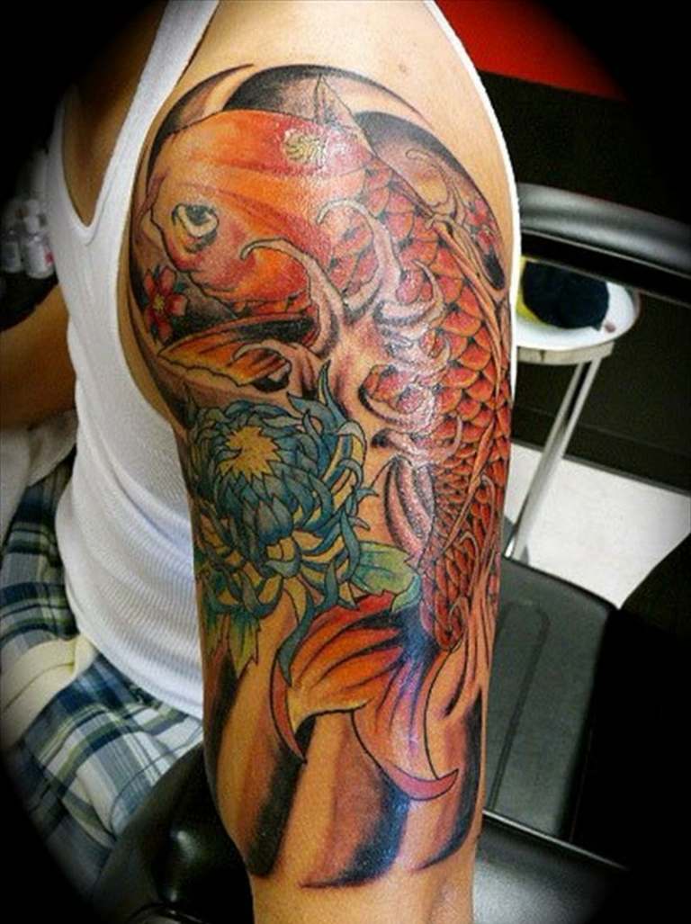 koi tatuering orange fisk blomma blå överarm design