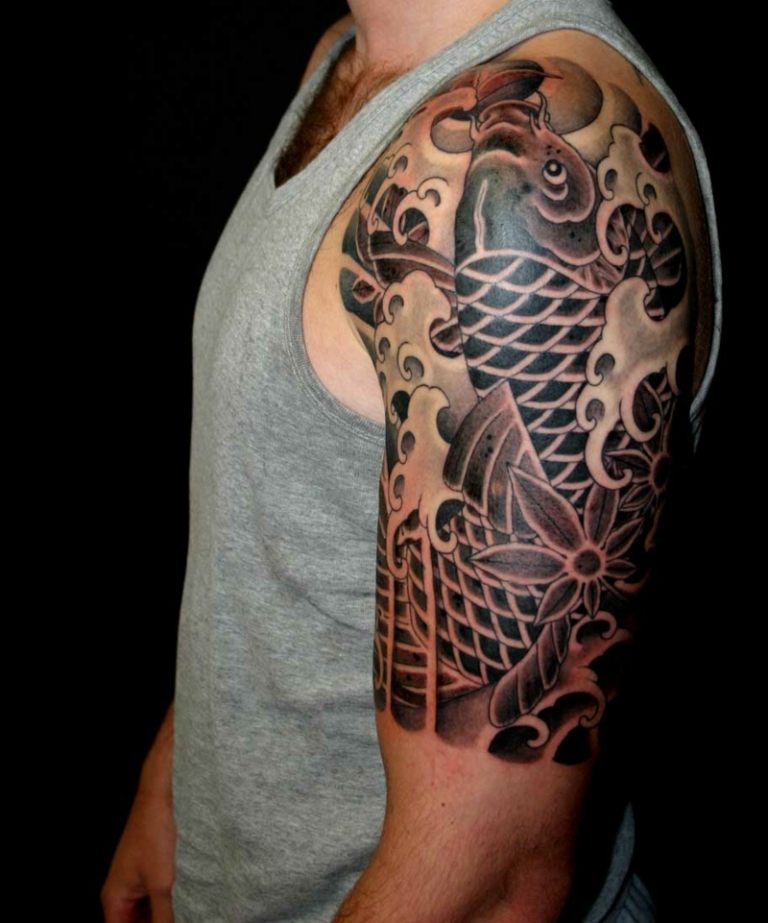 koi tatuering svartvitt överarm idé blomma kinesiska
