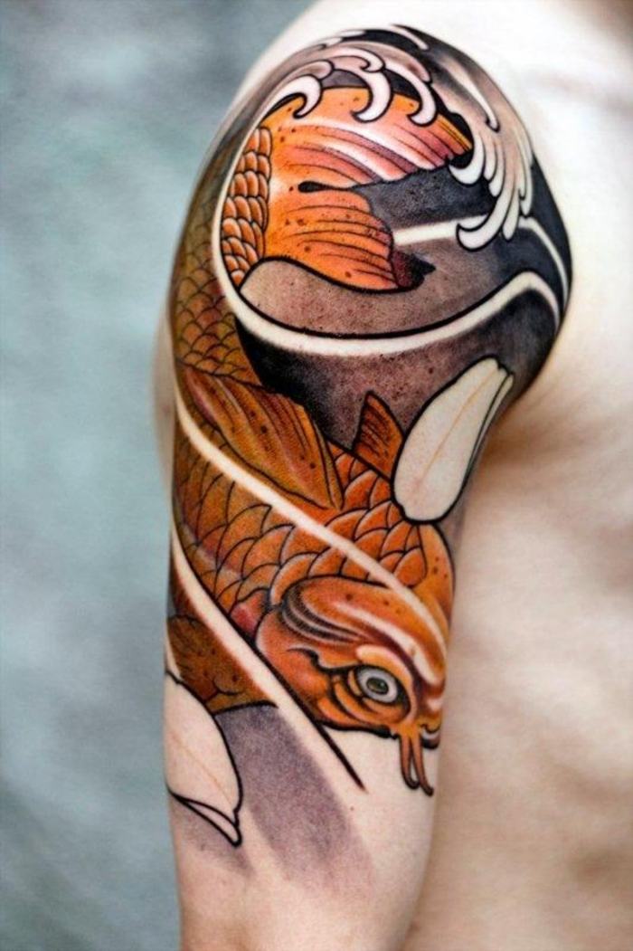 tatueringsmotiv-för-män-överarm-koi-karp-fisk-orange-svart