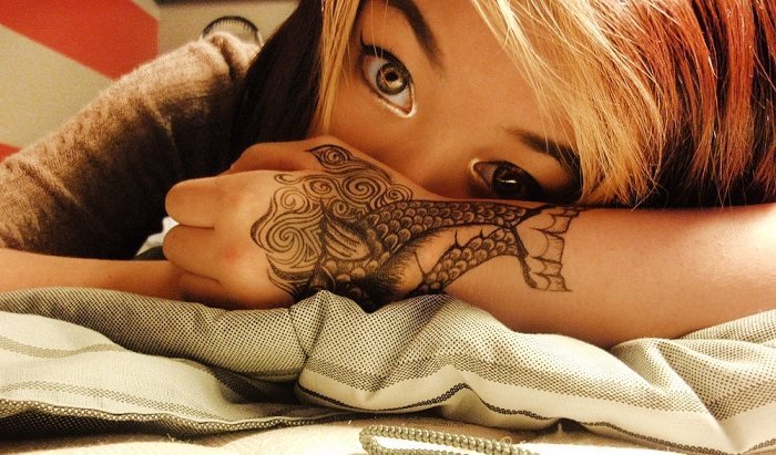 koi-tatuering-design-linjär-illustration-kvinnor-hand-tatuering
