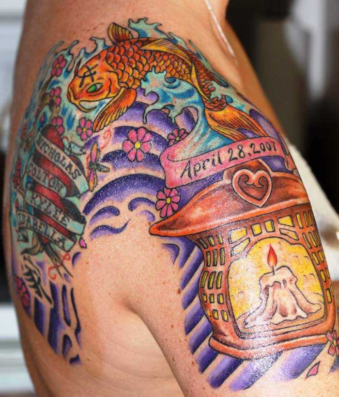 axel-tatuering-design-för-män-färgglada-koi-karp-ljus-hjärta