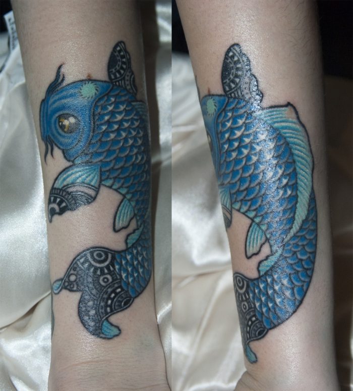 koi-tatuering-underarm-blå-skalor-tydligt synlig