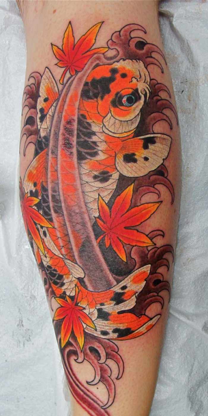 tatuering-design-koi-fisk-orange-röda-blad-ben-arm