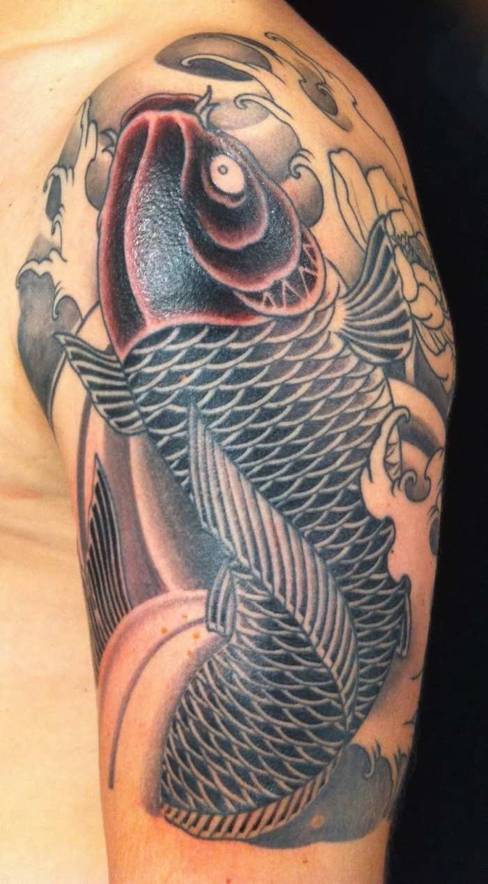 svart-koi-tatuering-design-stor-på-överarm-män-motiv