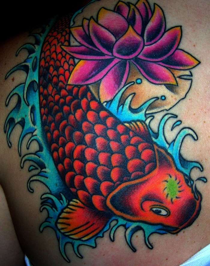 röd-koi-tatuering-på-ryggen-stora-blomma-idéer-för-kvinnor-män