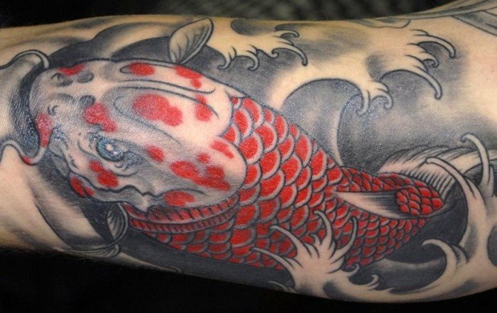 röd-koi-tatuering-vågor-symbolik-kropp-konst-motiv-för-män