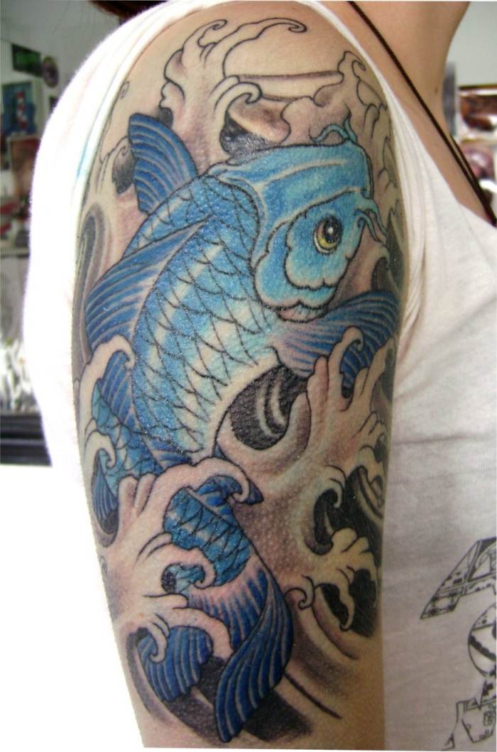blå-koi-karp-symboliserar-manlig-styrka-tatuering-design-motiv