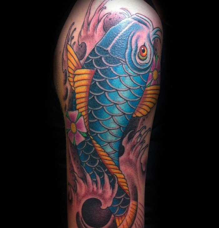 blå-koi-fisk-tatuering-design-på-överarm-japansk stil