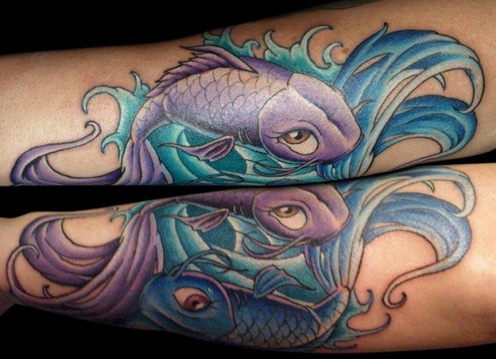 blå-lila-koi-karp-fisk-tatuering-feminin-motiv-design