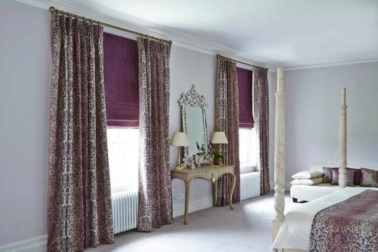 Barock gardiner-sovrum-lila-damast-mönster-gardinstång