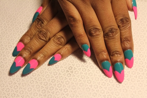stilett-naglar-spik-design-sommar-mättade-färger-rosa-grönt