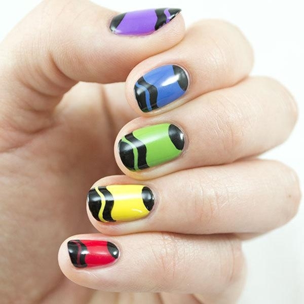 färgglada-lackade-naglar-regnbåge-svarta-vågor-mönster