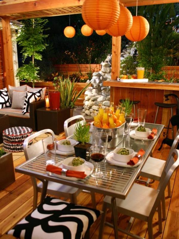Dekorationsidéer för höstfest trädgårdsborddekorationer orange papperslampor