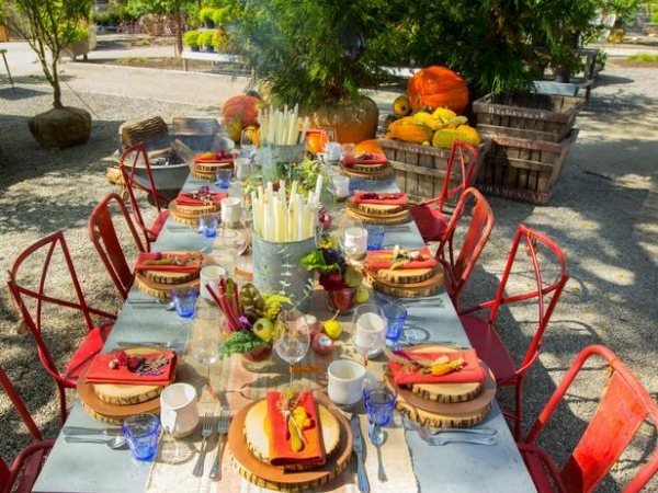 trädgårdsbord dekorationer höstblommor lantlig stil