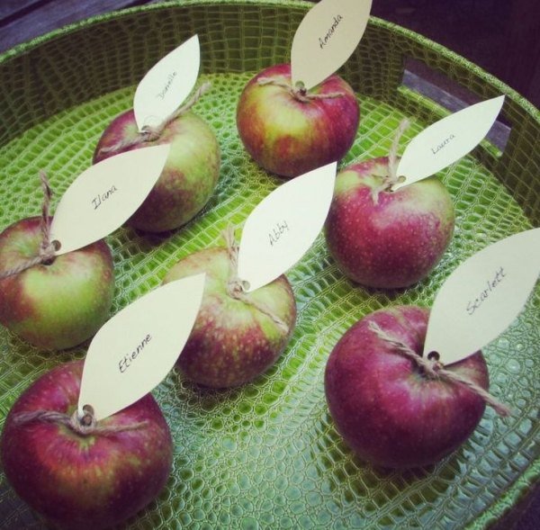 Dekorationsidéer för en höstfest äpplen skriva namn på gäster