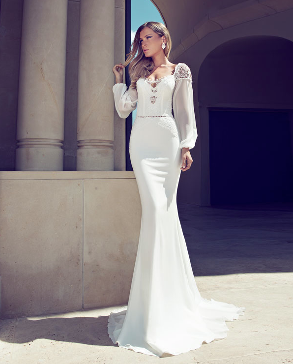 designer-bröllopsklänningar-lång-vit-lång-bishof-ärmar-figur-kram-2014-julie-vino