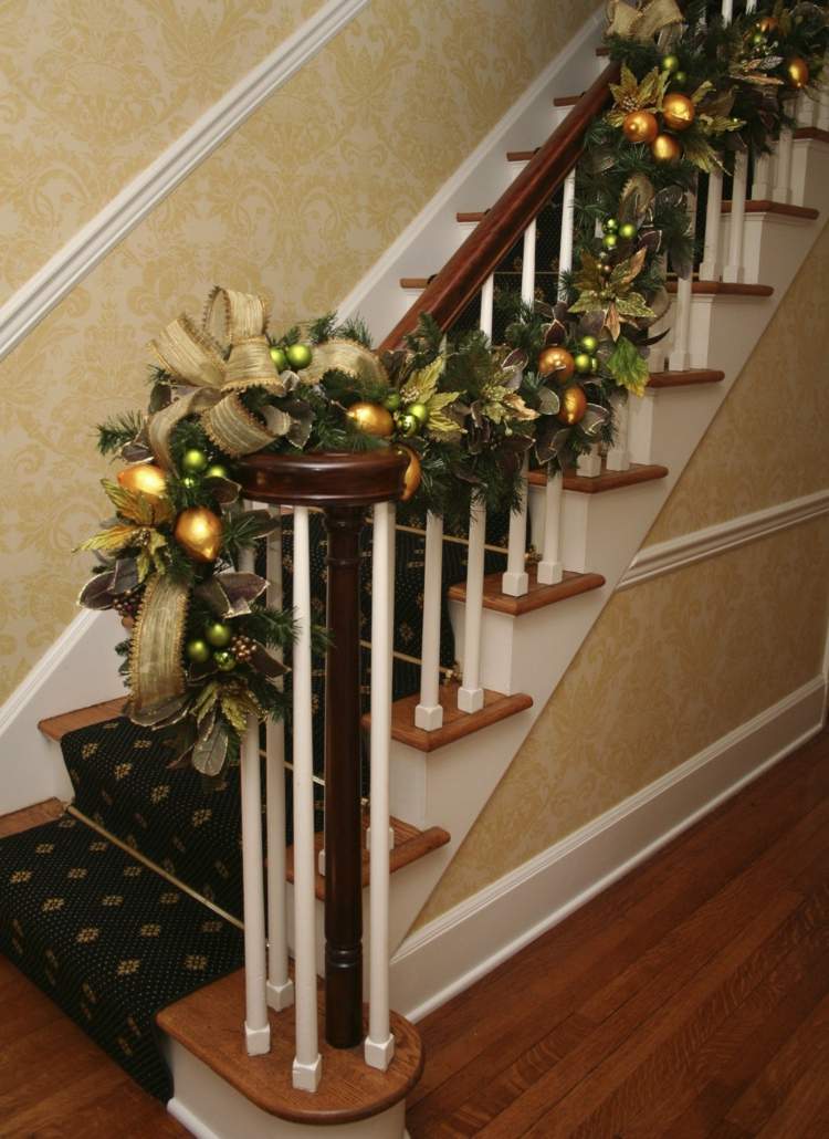 festliga juldekorationer trappa räcke arrangemang guldbollar