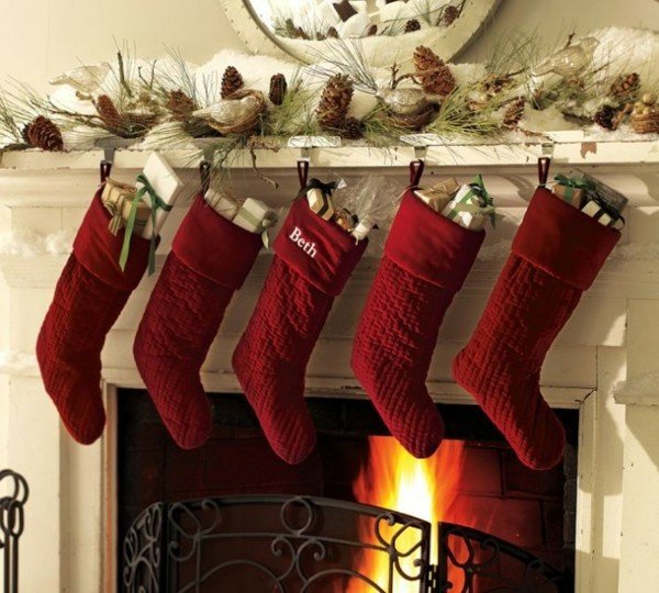 röda julkottar firgrenar dekoration av mantelpiece