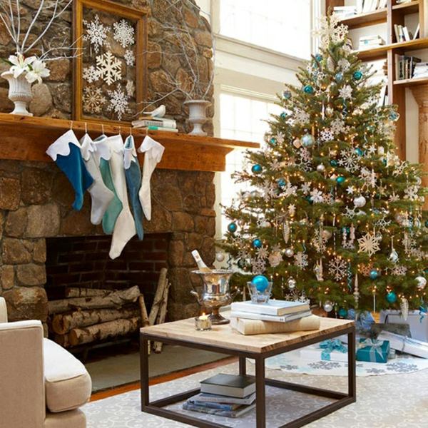 Vardagsrum för juldekorera vita blå julgransstjärnor