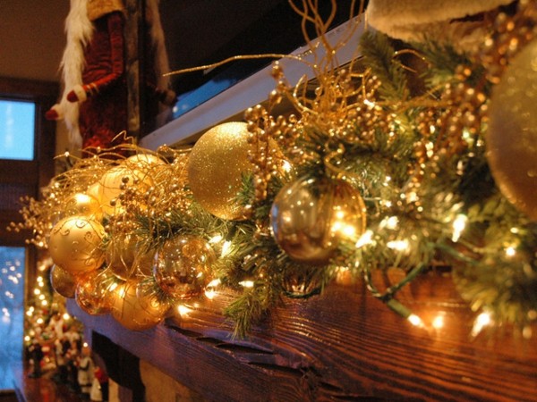 festlig juldekoration fairy lights gyllene boll