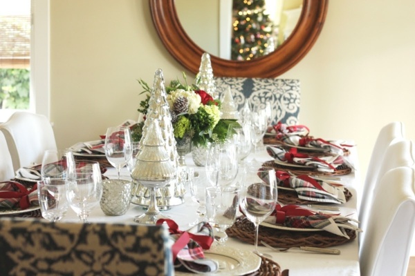 Matbord glamoröst dekorera julgran silver servetter röd rosett