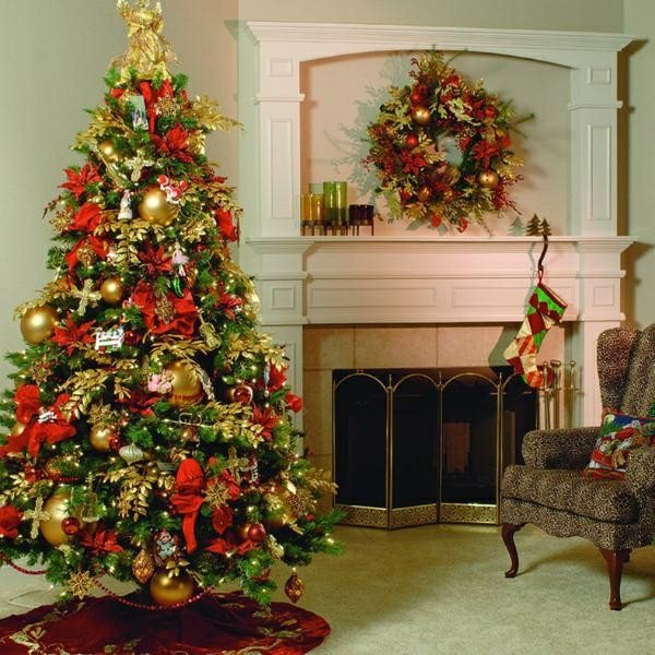 Julgran dekorera öppen spis guld röd festlig dekoration idé