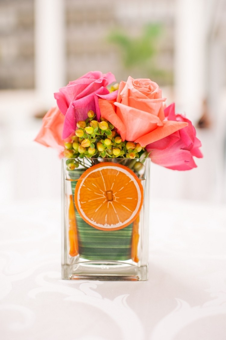 blomma-dekoration-idéer-arrangemang-bord-dekoration-liten-vas-glas-orange