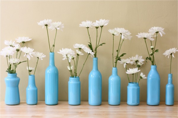 vita krysantemum blåmålade glasflaskor