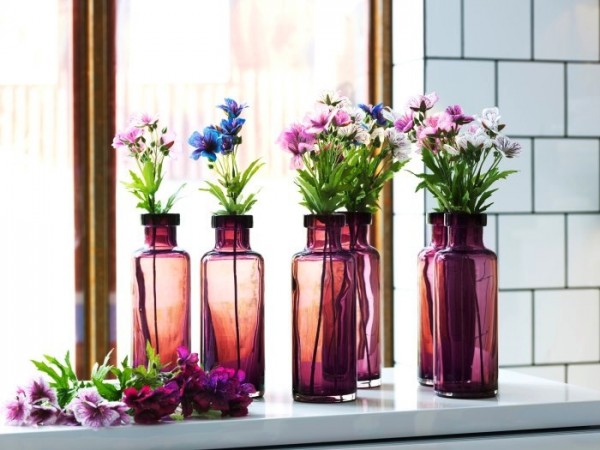 blomma dekoration idéer fönster lila flaskor