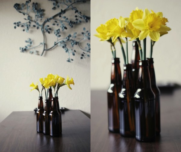 påskliljor dekoration ölflaskor blommor dekoration idéer vår
