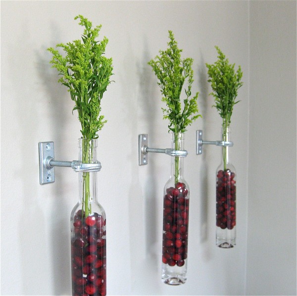 blommor dekoration idéer vägg glasflaskor gräs körsbär