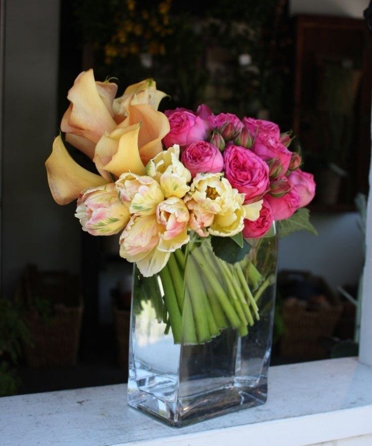 blomma-dekoration-idéer-arrangemang-calla-rosor-tulpaner-glas-vas