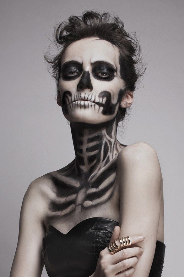 skelett-smink-halloween-kroppsmålning