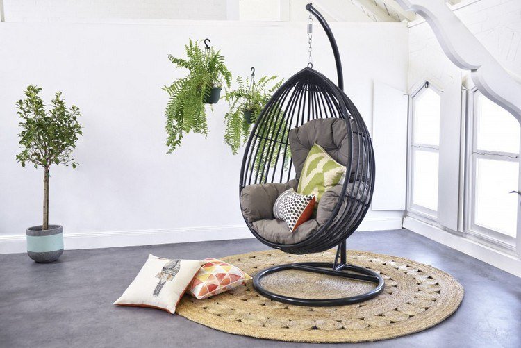 hängande stol-ram-inuti-svart-metall-tår-form-bekväm-sittdyna