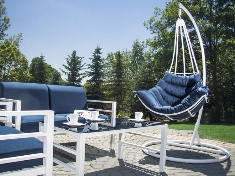hängande stol-ram-utsida-vit-hörn-terrass-blå sittdyna