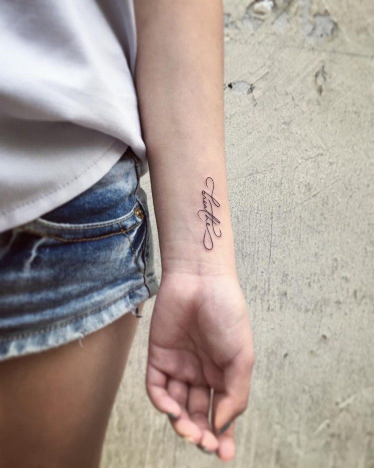 tattoo-font-schörkel-word-wrist