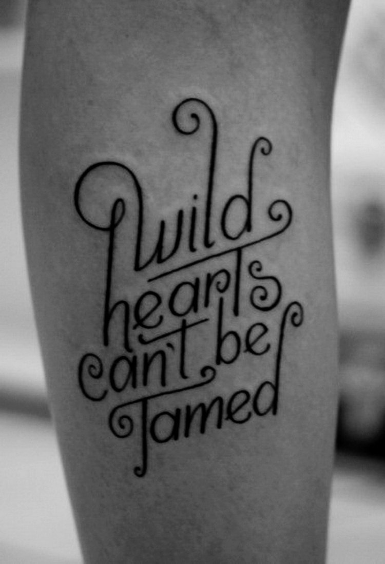 Tatueringsteckensnitt kreativt-säger-vilda-hjärtan-underarm