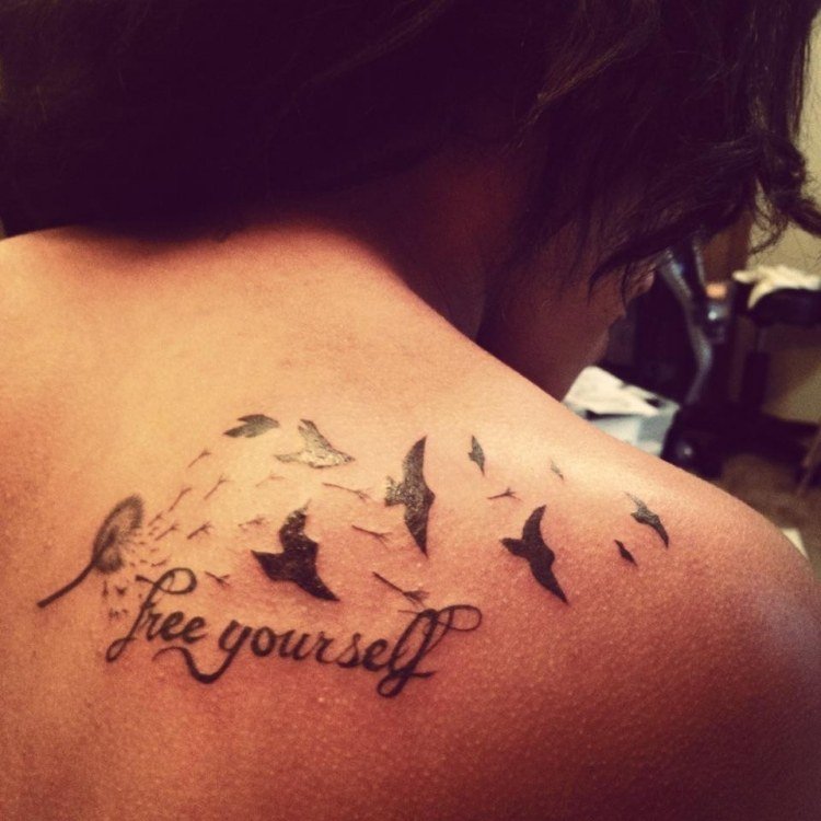 tatuering-font-kalligrafisk-axelblad-maskros-fågel