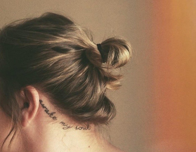 tatuering-skriva-säga-bakom-örat-kvinna