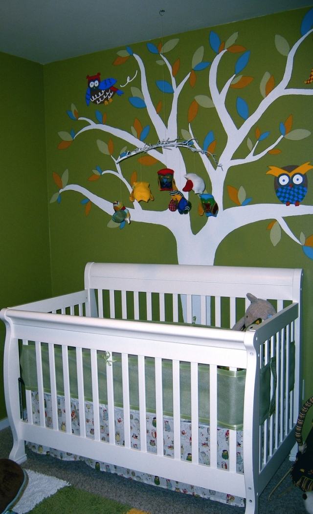 Barnrumsdesign med färg-schabloner-grön-vägg-färg-vit-träd-uhus