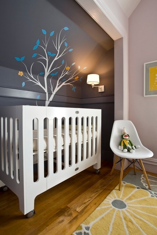 Barnrum-design-färg-stencil-träd-sluttande tak-barnrum-mörkgrå-väggfärg