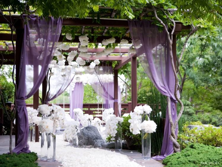 bröllop-mottagning-gratis-pergola-lila-gardiner-vita-blommor-dekorerade