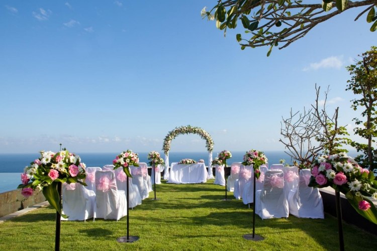 bröllop-äktenskap-gratis-pergola-blomsterarrangemang-rosa-stol-dekoration