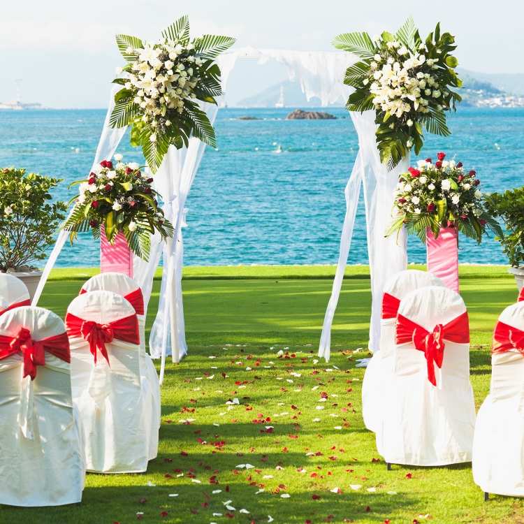 bröllop-äktenskap-fri-hav-strand-pergola-blomsterarrangemang-dekorerad-vit-röd