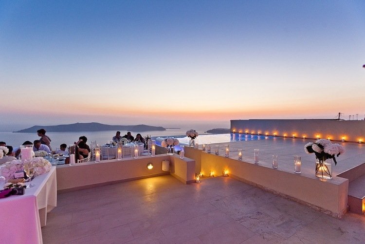 bröllop-mottagning-gratis-santorini-lyktor-symmetriskt arrangerade