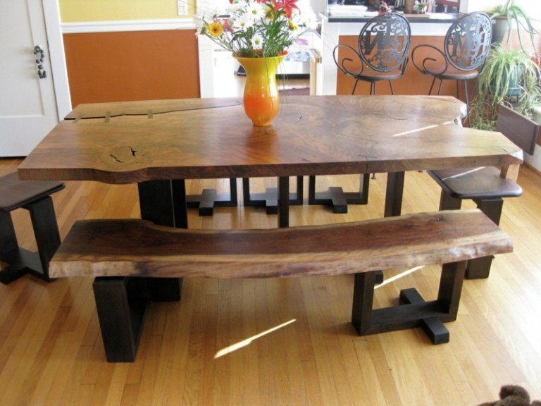 massivt trä möbler idéer matbord bänk trädstam metall svarta ben