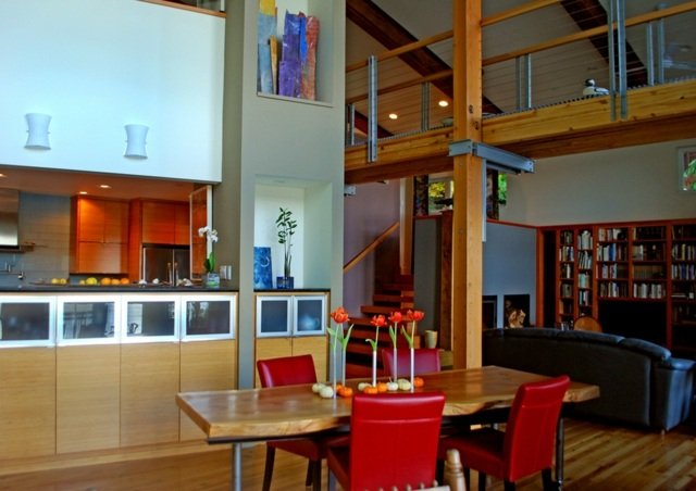 Ekröda stolar modern matsal högt i tak