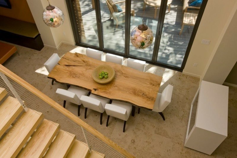 massivt trä möbler idéer ljusa trä stolar elegant vit trappa matplats