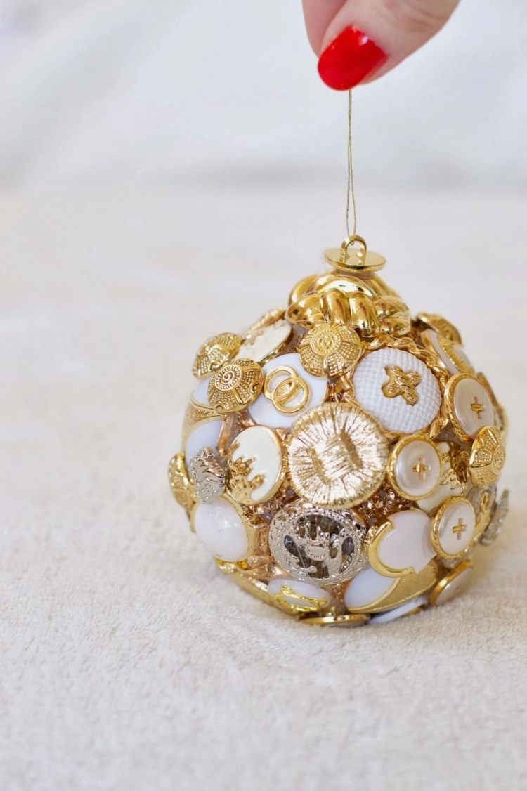 Hantverk idéer-knappar-jul-bollar-guld-glitter-vit