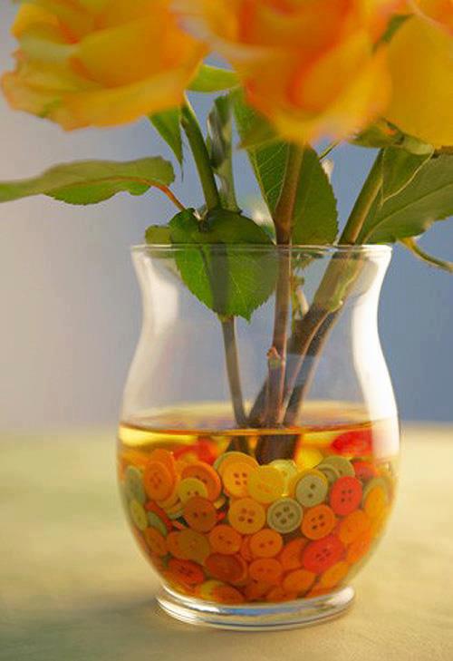 dekorera med knappar fylla vas med blommor